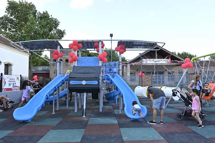 Julio Zamora presentó la renovación de la Plaza América Latina Julio Zamora presentó la renovación de la Plaza América Latina