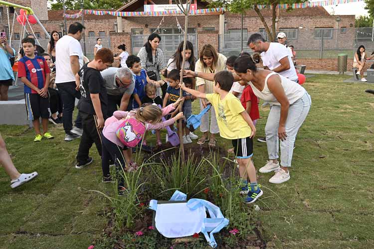 Julio Zamora presentó la renovación de la Plaza América Latina Julio Zamora presentó la renovación de la Plaza América Latina