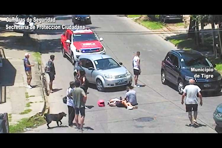 Fuerte accidente entre auto y moto en Tigre Centro. Fuerte accidente entre auto y moto en Tigre Centro.