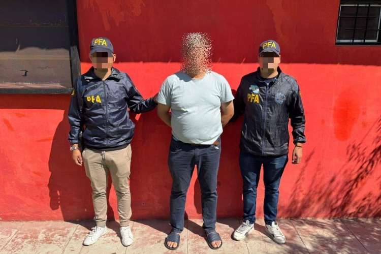 Desarticulan una red de explotación infantil: tres detenidos y gran cantidad de material informático secuestrado. Desarticulan una red de explotación infantil: tres detenidos y gran cantidad de material informático secuestrado.