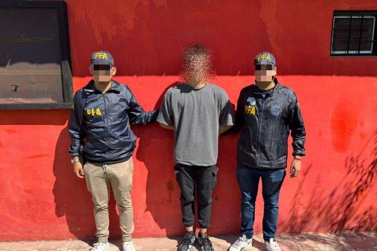 Desarticulan una red de explotación infantil: tres detenidos y gran cantidad de material informático secuestrado. Desarticulan una red de explotación infantil: tres detenidos y gran cantidad de material informático secuestrado.