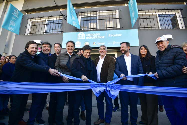 Kicillof inauguró un nuevo Mercado Bonaerense en Escobar y entregó móviles para la Policía Kicillof inauguró un nuevo Mercado Bonaerense en Escobar y entregó móviles para la Policía
