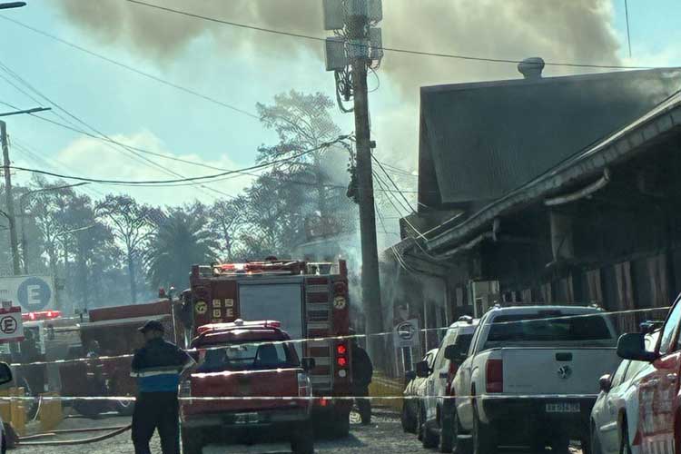 Fuerte incendio en el Puerto de Frutos Fuerte incendio en el Puerto de Frutos