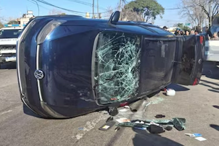Robo en San Isidro: persecución y vuelco de un Volkswagen Fox sin patente en Boulogne Robo en San Isidro: persecución y vuelco de un Volkswagen Fox sin patente en Boulogne