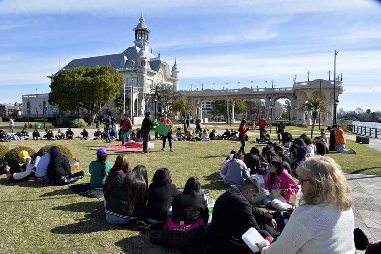 Jóvenes de Tigre disfrutan del programa “Identidad Tigre” con actividades en el Museo de Arte y el Delta Jóvenes de Tigre disfrutan del programa “Identidad Tigre” con actividades en el Museo de Arte y el Delta