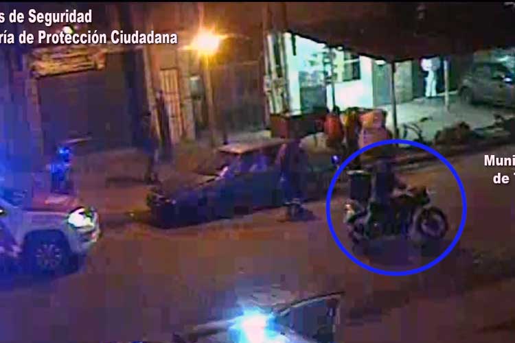 Impacto en Tigre: moto colisionó contra un vehículo estacionado y terminó en el hospital Impacto en Tigre: moto colisionó contra un vehículo estacionado y terminó en el hospital