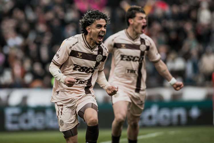 Con doblete de Ronaldo Martínez, Platense derrotó a San Lorenzo y rompió una racha de 28 años en Vicente López Con doblete de Ronaldo Martínez, Platense derrotó a San Lorenzo y rompió una racha de 28 años en Vicente López