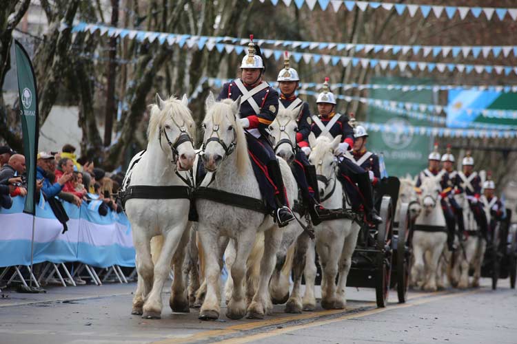 Así vivió San Isidro el homenaje a San Martín: tanques, motos y 20 mil personas en la calle Así vivió San Isidro el homenaje a San Martín: tanques, motos y 20 mil personas en la calle
