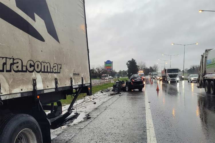 Choque en Panamericana: un muerto por un choque entre un camión y un auto en ramal Campana