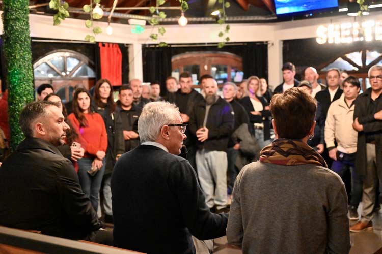 Julio Zamora se reunió con comerciantes en Tigre centro y habló del proyecto Somos Buenos Aires Julio Zamora se reunió con comerciantes en Tigre centro y habló del proyecto Somos Buenos Aires