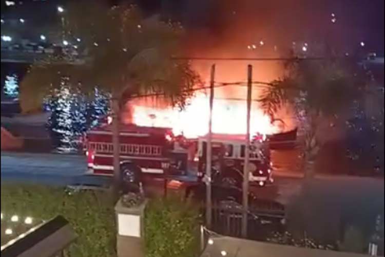 Incendio en Tigre: una lancha colectiva de Interisleña se prendió fuego cerca de la estación fluvial Incendio en Tigre: una lancha colectiva de Interisleña se prendió fuego cerca de la estación fluvial