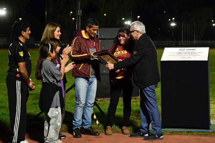En el Polideportivo Sarmiento, Zamora presentó la Pista Municipal de Atletismo Abel Acevedo