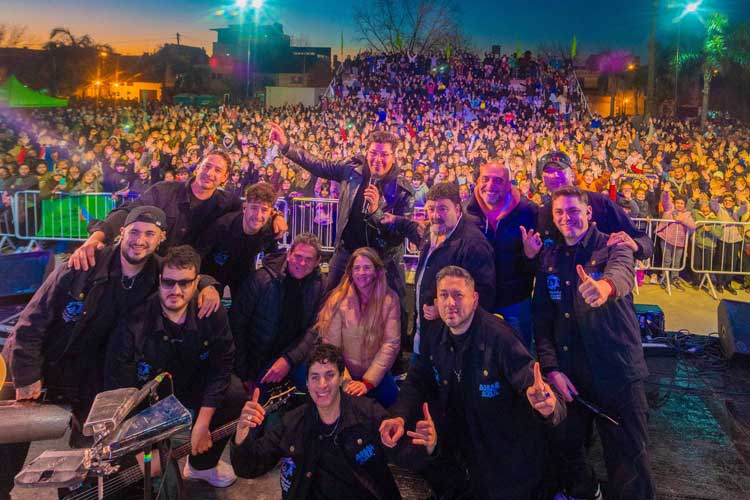 Amar Azul hizo vibrar San Fernando en el Festival Tropical de la Plaza Carlos Gardel Amar Azul hizo vibrar San Fernando en el Festival Tropical de la Plaza Carlos Gardel