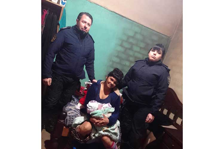 Policías de Merlo asistieron a una mujer en pleno parto y ayudaron al nacimiento de su bebé
