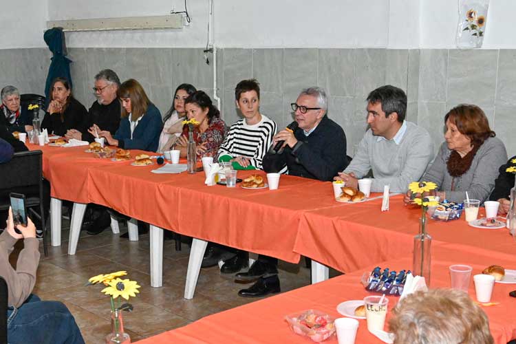 Julio Zamora dialogó con instituciones de Troncos del Talar sobre la agenda de Somos Buenos Aires Julio Zamora dialogó con instituciones de Troncos del Talar sobre la agenda de Somos Buenos Aires