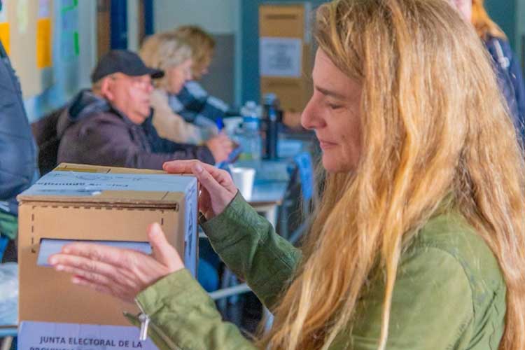 Juan Andreotti y Eva Andreotti votaron en Victoria en una jornada electoral tranquila en San Fernando Juan Andreotti y Eva Andreotti votaron en Victoria en una jornada electoral tranquila en San Fernando