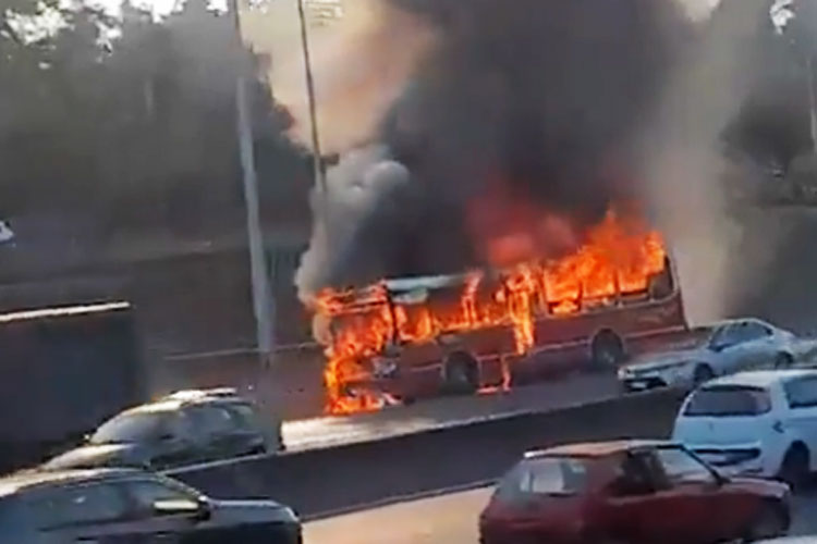 Panamericana: Un micro escolar se incendió a la altura de Juan de San Martín y provocó largas demoras