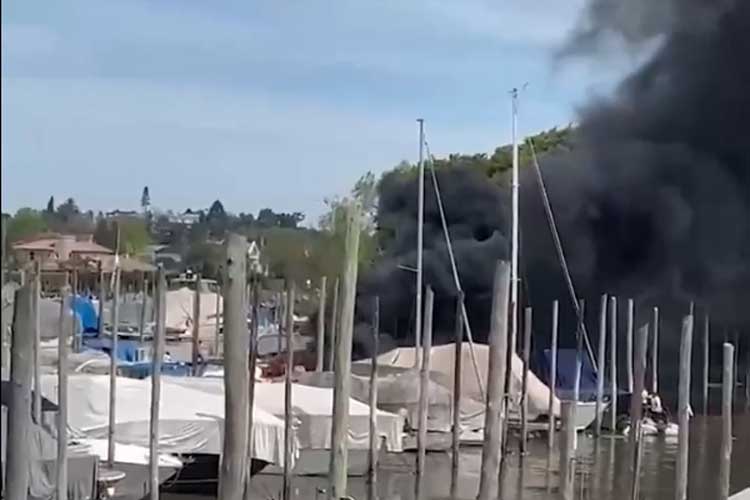 Dos yates incendiados en San Fernando: un trabajador sufrió quemaduras y fue hospitalizado Dos yates incendiados en San Fernando: un trabajador sufrió quemaduras y fue hospitalizado