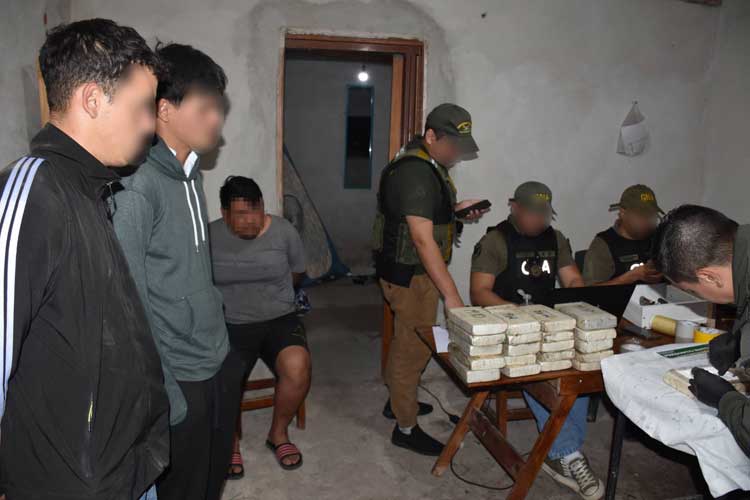 Detienen a cinco miembros de la banda narco que trasladaba cocaína en un avión Cessna 210 Detienen a cinco miembros de la banda narco que trasladaba cocaína en un avión Cessna 210