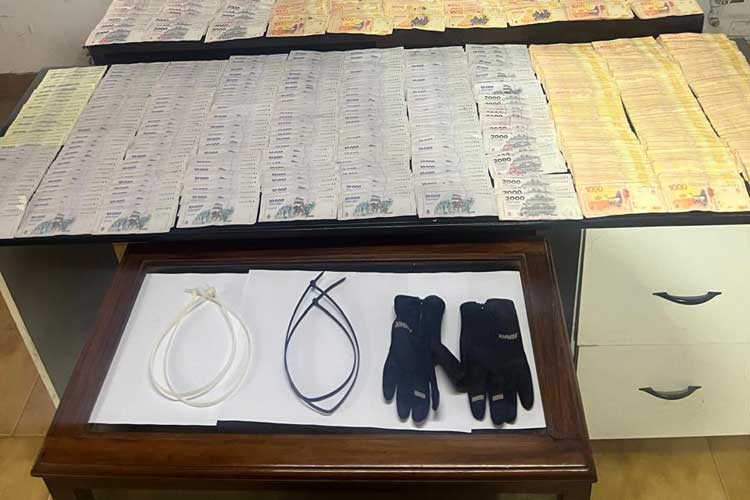 Dos detenidos por el robo de 10 millones en una brutal entradera a jubilados en Pontevedra Dos detenidos por el robo de 10 millones en una brutal entradera a jubilados en Pontevedra