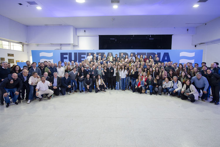 Kicillof reunió a candidatos, intendentes y dirigentes de Fuerza Patria en Ensenada Kicillof reunió a candidatos, intendentes y dirigentes de Fuerza Patria en Ensenada