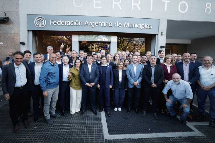 Axel Kicillof participó de la asamblea de la Federación Argentina de Municipios junto a Fernando Espinoza