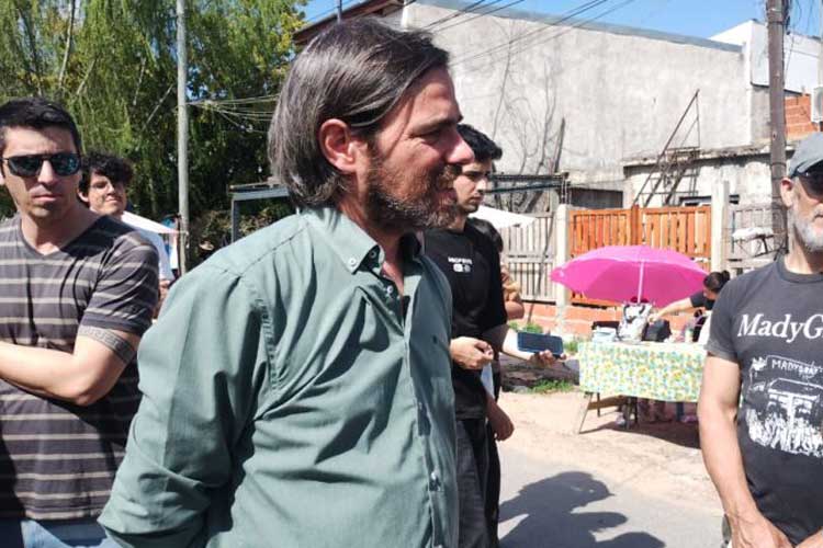 Nicolás del Caño visitó la feria de Troncos del Talar en Tigre Nicolás del Caño visitó la feria de Troncos del Talar en Tigre