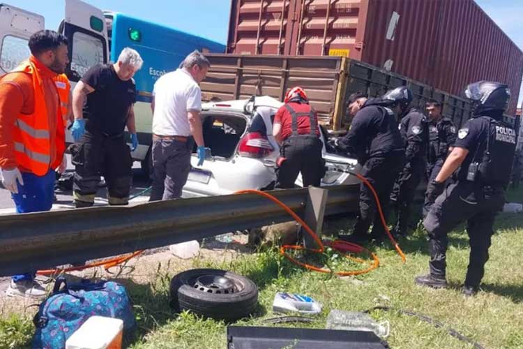 Impactante choque en la Panamericana: auto aplastado bajo camión y rescatista herido en Escobar Impactante choque en la Panamericana: auto aplastado bajo camión y rescatista herido en Escobar