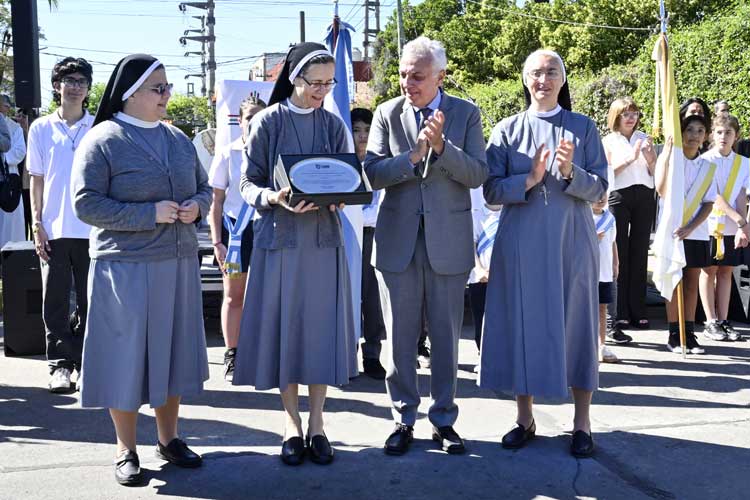 Julio Zamora acompañó a la comunidad educativa en el aniversario de las Pequeñas Hermanas Misioneras de la Caridad Julio Zamora acompañó a la comunidad educativa en el aniversario de las Pequeñas Hermanas Misioneras de la Caridad