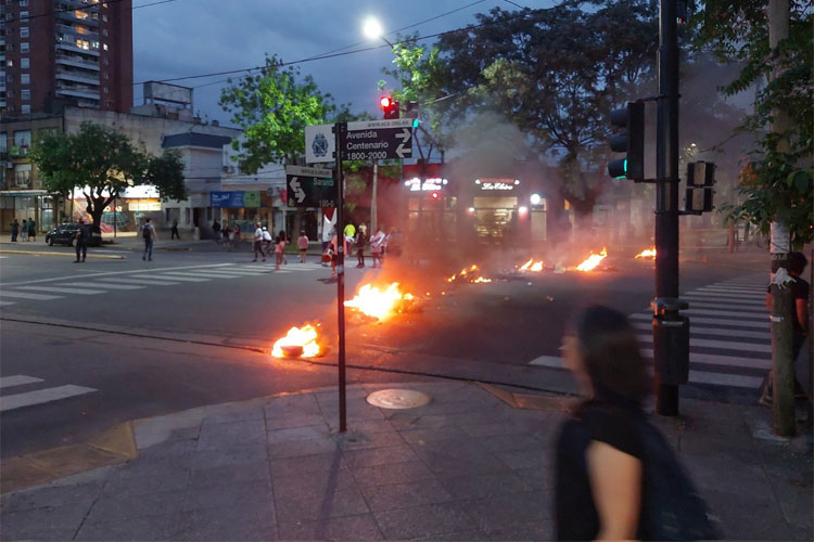 Beccar: un joven apareció ahorcado en la comisaría y su familia denuncia que fue asesinado por la Policía Beccar: un joven apareció ahorcado en la comisaría y su familia denuncia que fue asesinado por la Policía