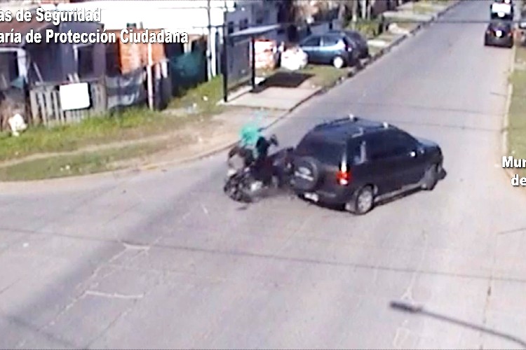 Motociclista circulaba distraído y terminó chocando en General Pacheco Motociclista circulaba distraído y terminó chocando en General Pacheco