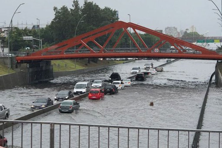 Lluvias récord en Buenos Aires: la General Paz y la Panamericana quedaron bajo agua Lluvias récord en Buenos Aires: la General Paz y la Panamericana quedaron bajo agua