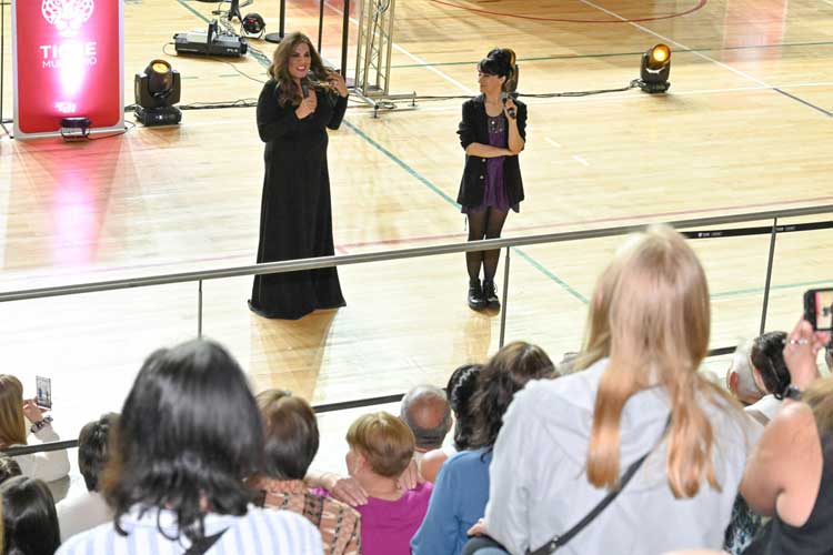 Costa y Anita Martínez hicieron reír a Tigre con un show en el Microestadio de Benavídez Costa y Anita Martínez hicieron reír a Tigre con un show en el Microestadio de Benavídez
