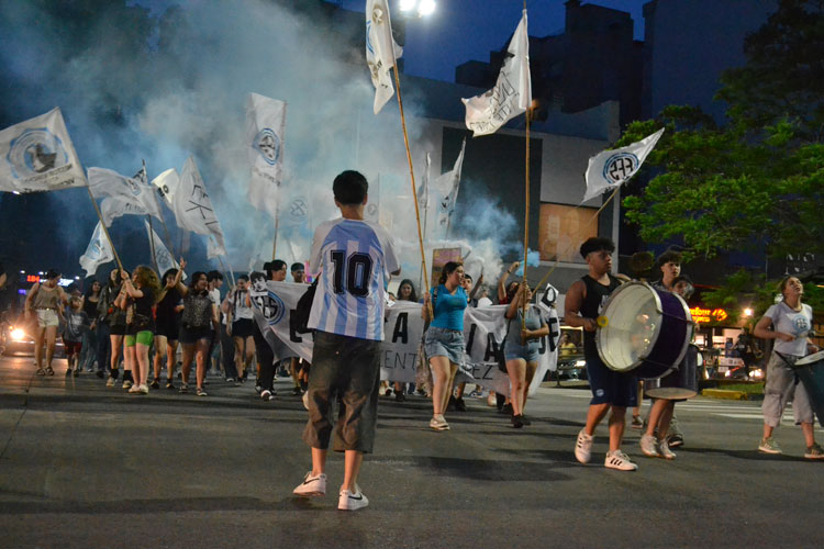 Movilización desde Gaspar Campos hasta la EES N.º 6 durante la jornada por la memoria en Vicente López Movilización desde Gaspar Campos hasta la EES N.º 6 durante la jornada por la memoria en Vicente López