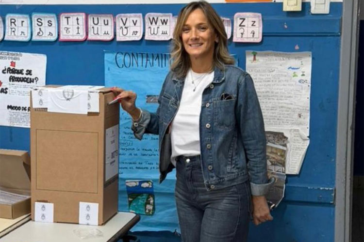 Malena Galmarini votó en Tigre y pidió fortalecer la democracia en medio de la crisis económica Malena Galmarini votó en Tigre y pidió fortalecer la democracia en medio de la crisis económica