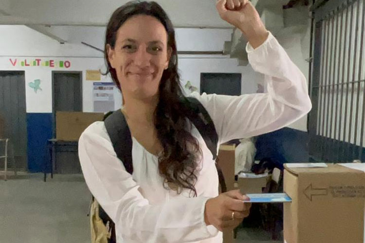 Paula Akerfeld votó en Tigre y pidió “no quedarse en casa masticando bronca” Paula Akerfeld votó en Tigre y pidió “no quedarse en casa masticando bronca”