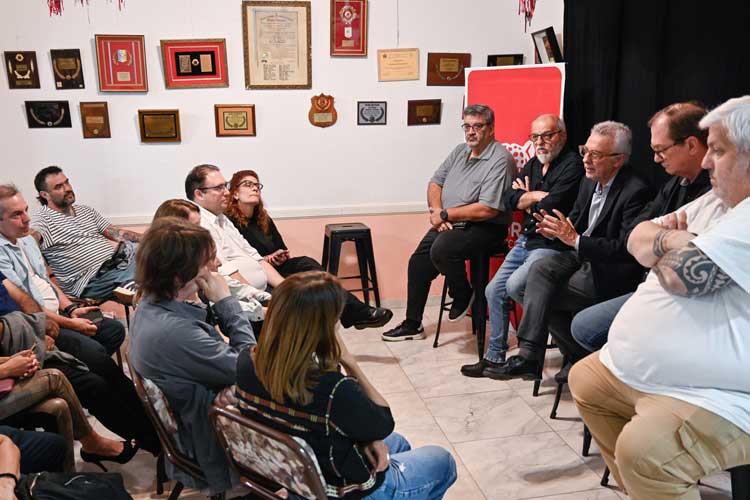 Zamora escuchó reclamos y proyectó el futuro de Pacheco junto a comerciantes locales Zamora escuchó reclamos y proyectó el futuro de Pacheco junto a comerciantes locales