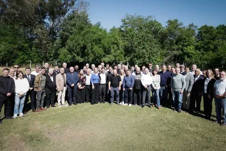 Axel Kicillof se reunió con más de 40 intendentes tras las críticas de Cristina Kirchner Axel Kicillof se reunió con más de 40 intendentes tras las críticas de Cristina Kirchner