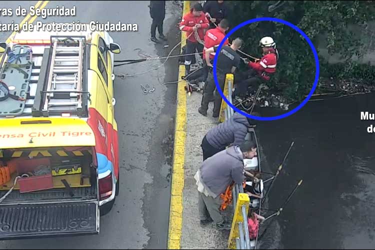 Dramático rescate en el río Reconquista: el COT Tigre asistió a un grupo de jovenes atrapados en un kayak Dramático rescate en el río Reconquista: el COT Tigre asistió a un grupo de jovenes atrapados en un kayak