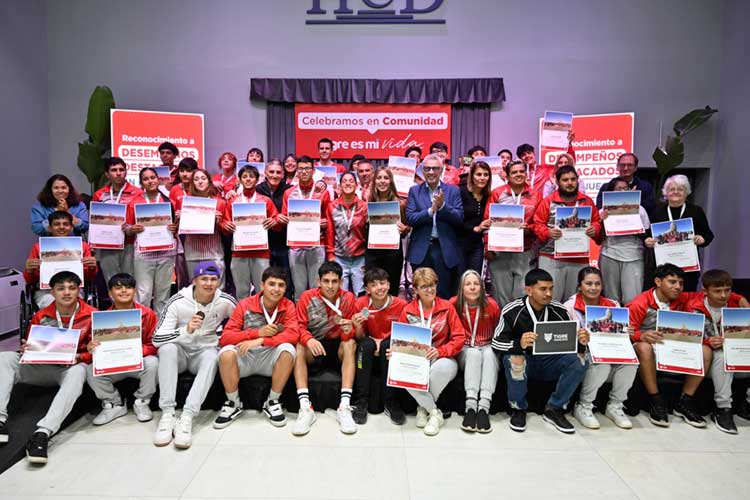 Julio Zamora: “Es un orgullo que Tigre sea el mejor posicionado de zona norte en los Juegos Bonaerenses” Julio Zamora: “Es un orgullo que Tigre sea el mejor posicionado de zona norte en los Juegos Bonaerenses”