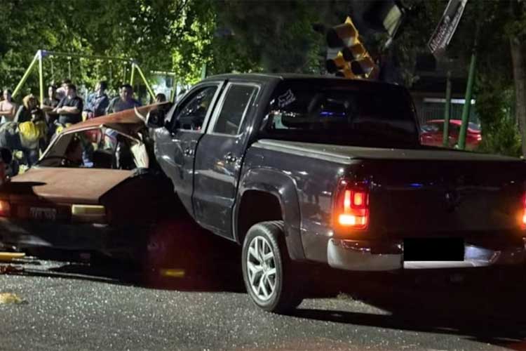 Tragedia en José C. Paz: un matrimonio murió y su hija de 14 años lucha por su vida tras un choque con una camioneta Tragedia en José C. Paz: un matrimonio murió y su hija de 14 años lucha por su vida tras un choque con una camioneta