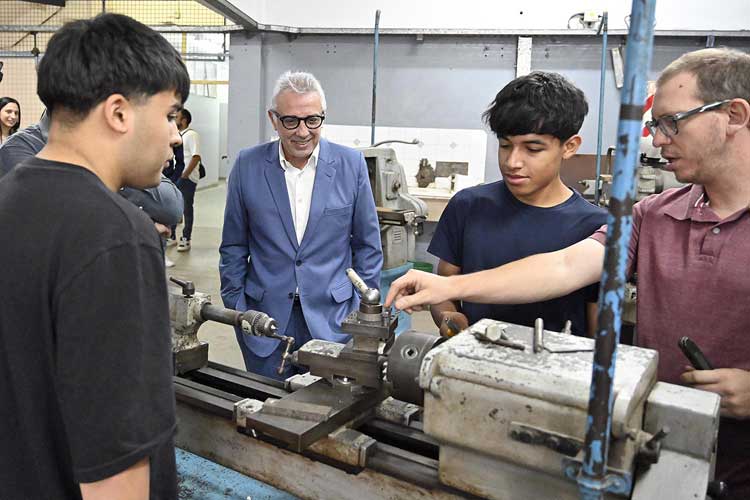 Julio Zamora entregó herramientas a escuelas técnicas de Tigre para fortalecer la educación pública Julio Zamora entregó herramientas a escuelas técnicas de Tigre para fortalecer la educación pública