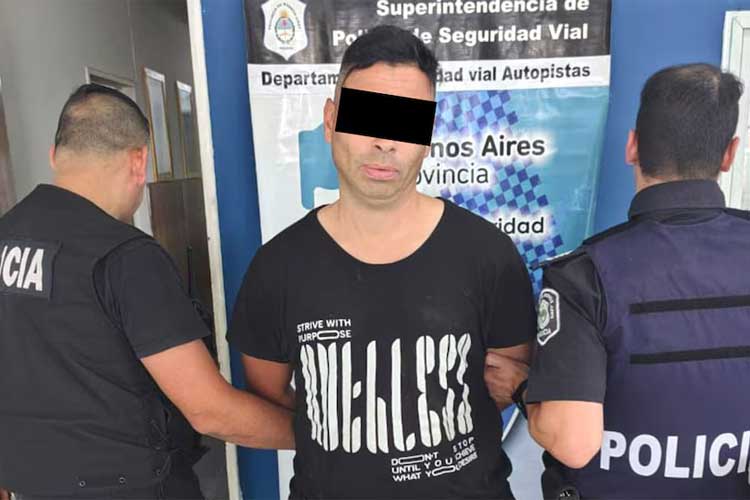 Disfrazado de policía, robó a jubilados en San Fernando y terminó detenido en un peaje Disfrazado de policía, robó a jubilados en San Fernando y terminó detenido en un peaje