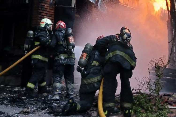 Explosión en Caballito: un fuerte escape de gas provocó una llamarada de 12 metros y dejó un herido