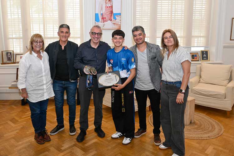 Julio Zamora reconoció a Enzo Chentola, medallista de oro en los Panamericanos Brasil 2025 Julio Zamora reconoció a Enzo Chentola, medallista de oro en los Panamericanos Brasil 2025
