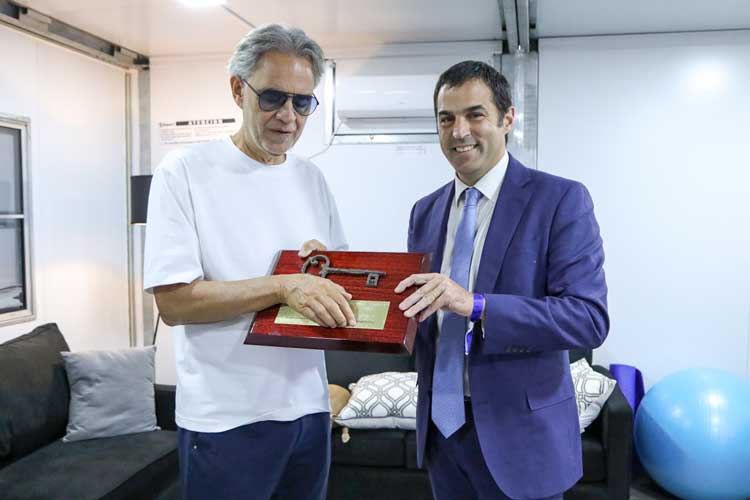 Andrea Bocelli recibió la Llave de la Ciudad de San Isidro tras su espectáculo en el Hipódromo Andrea Bocelli recibió la Llave de la Ciudad de San Isidro tras su espectáculo en el Hipódromo