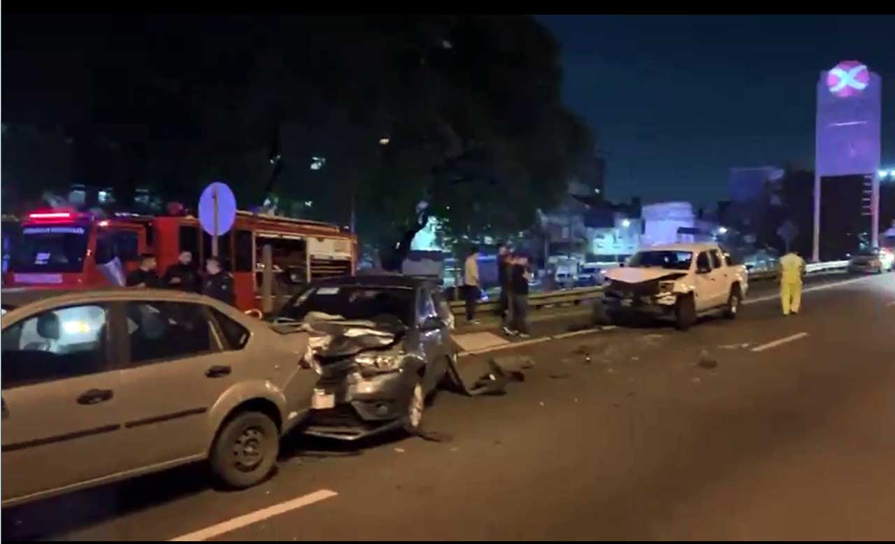 Accidente en la General Paz: cinco autos chocaron y un hombre murió al descender del vehículo Accidente en la General Paz: cinco autos chocaron y un hombre murió al descender del vehículo