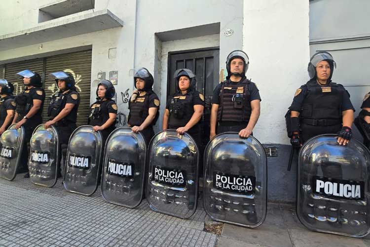 Desalojo en el Abasto: la Ciudad recuperó una casa tomada desde 1992 y clausuró otra en Constitución por venta de drogas