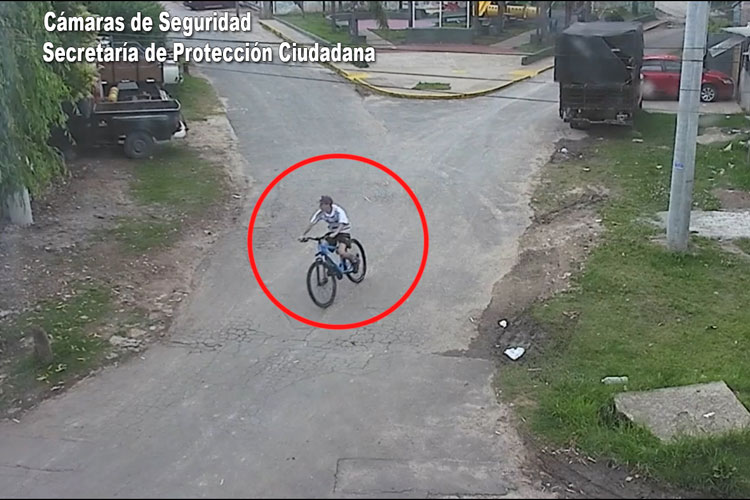 Cámaras del COT detectaron el robo de una bicicleta y detuvieron a los responsables