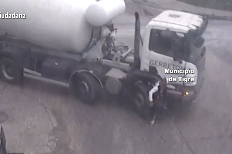 El Talar: cámaras del COT registraron un siniestro vial entre un camión y un peatón